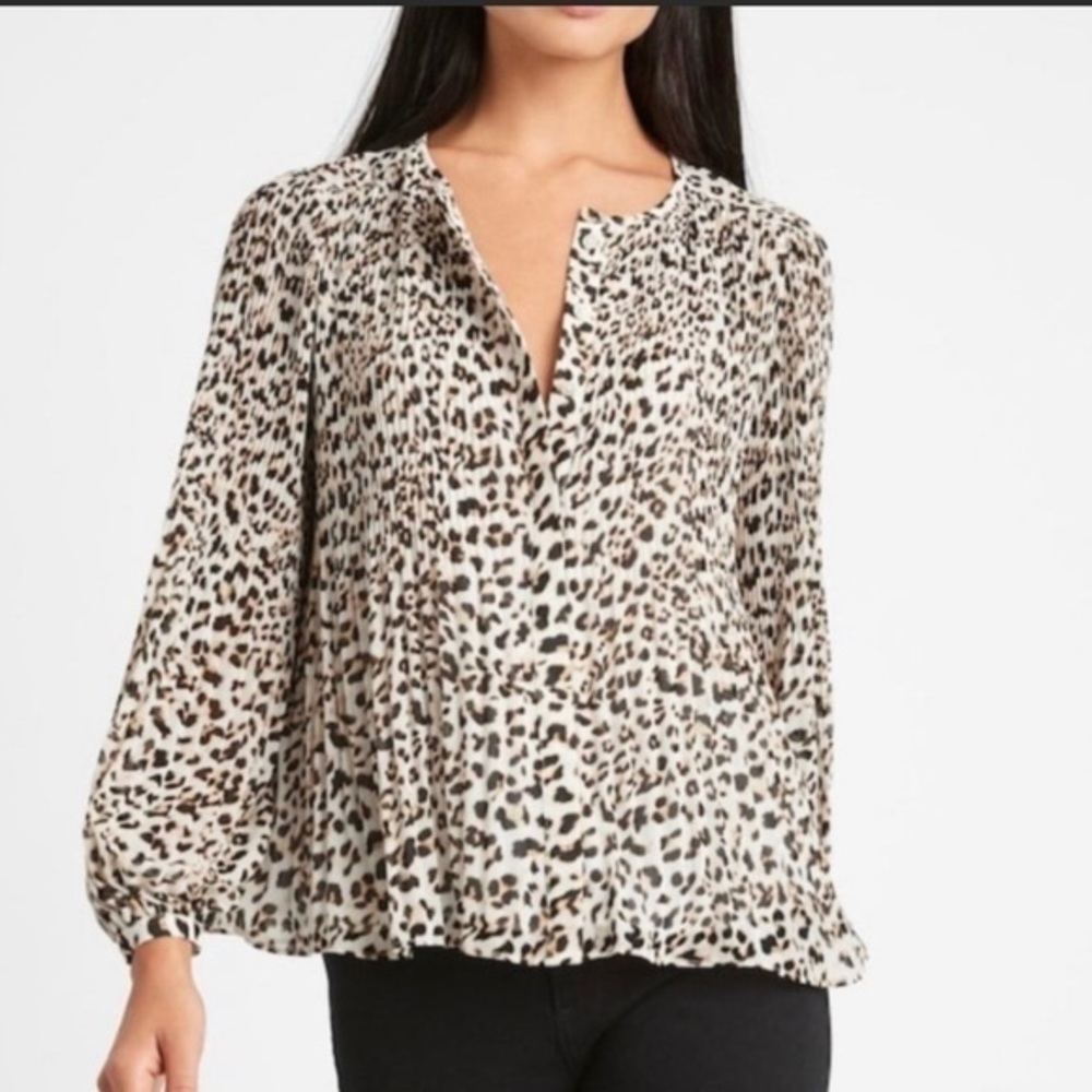 Banana Republic animal print pleated blouse. Sz. SP.
